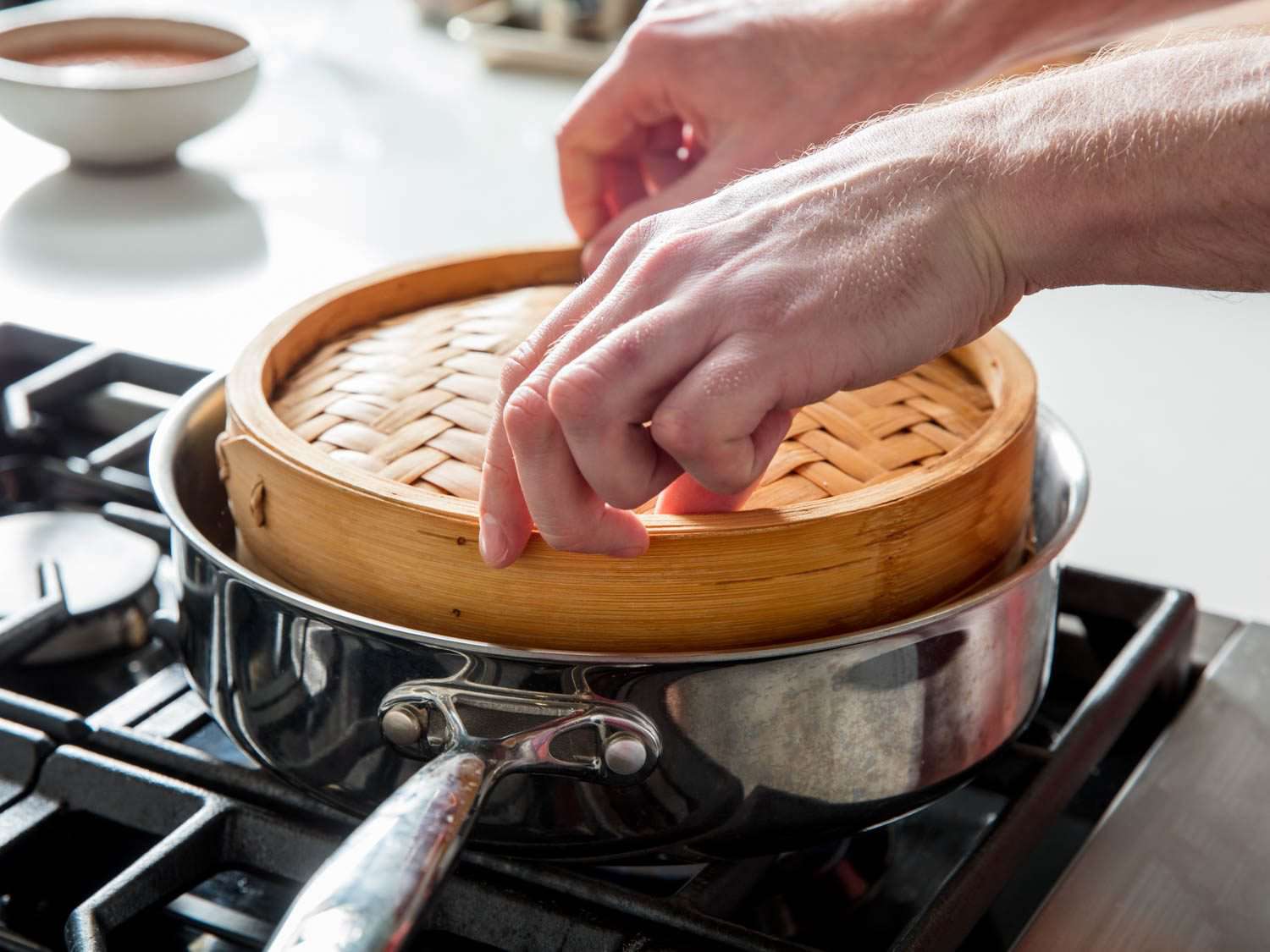 在壁炉上用铁锹来。