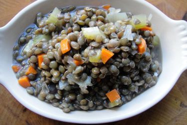 一小盘煮熟的法式绿扁豆。