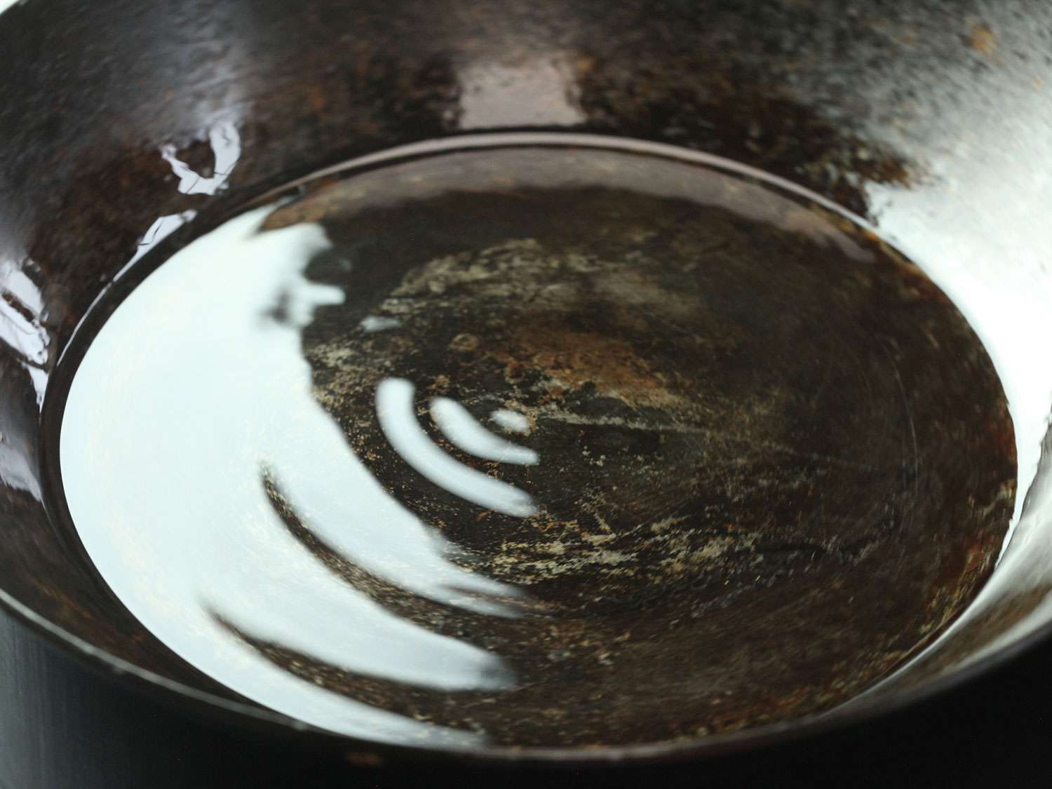 在碳钢煎锅中加热一层植物油，直到它在烤鲑鱼之前闪闪发光。