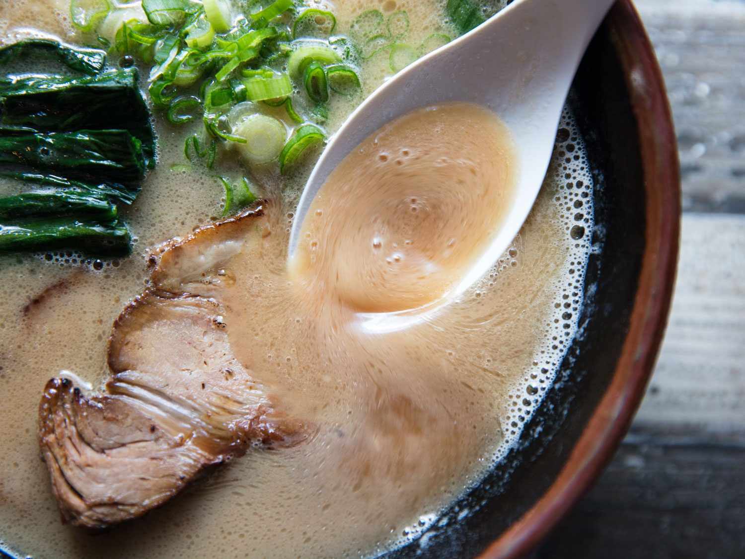 Ramen Shack的iekei拉面肉汤特写