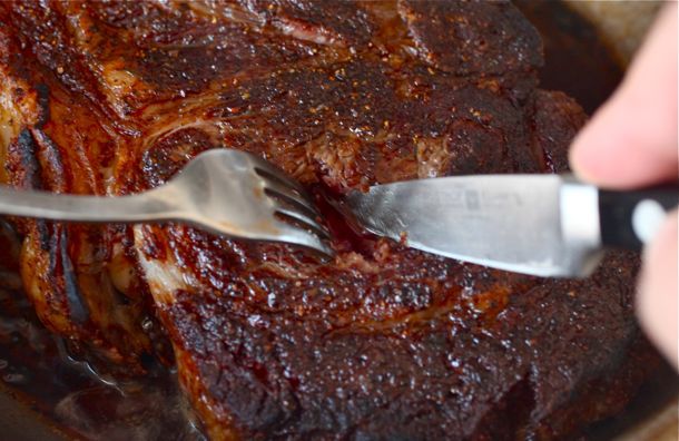 用叉子和叉子用橡胶的肉砍掉一块。