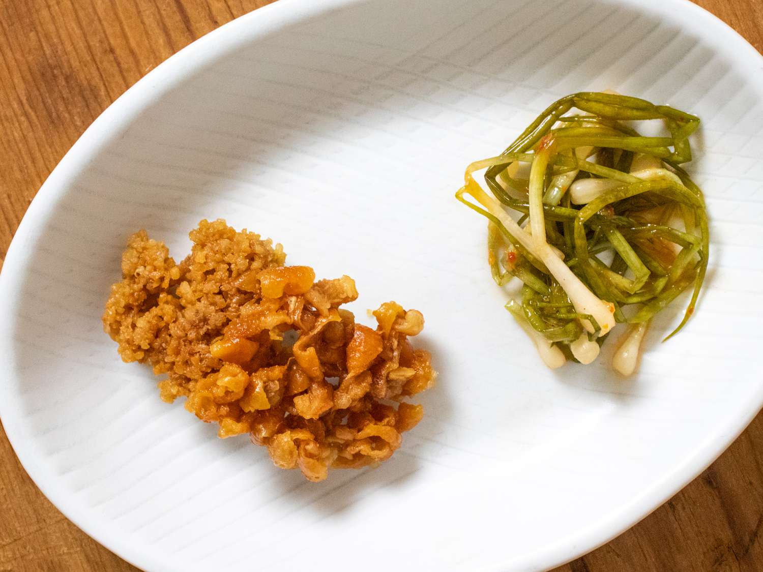 鸡皮片放在盘子里，再放一堆日本泡菜