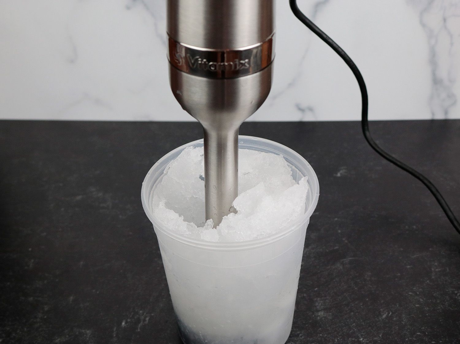 浸没式混合是将冰浸泡在塑料容器中，并将其混合成冰泥