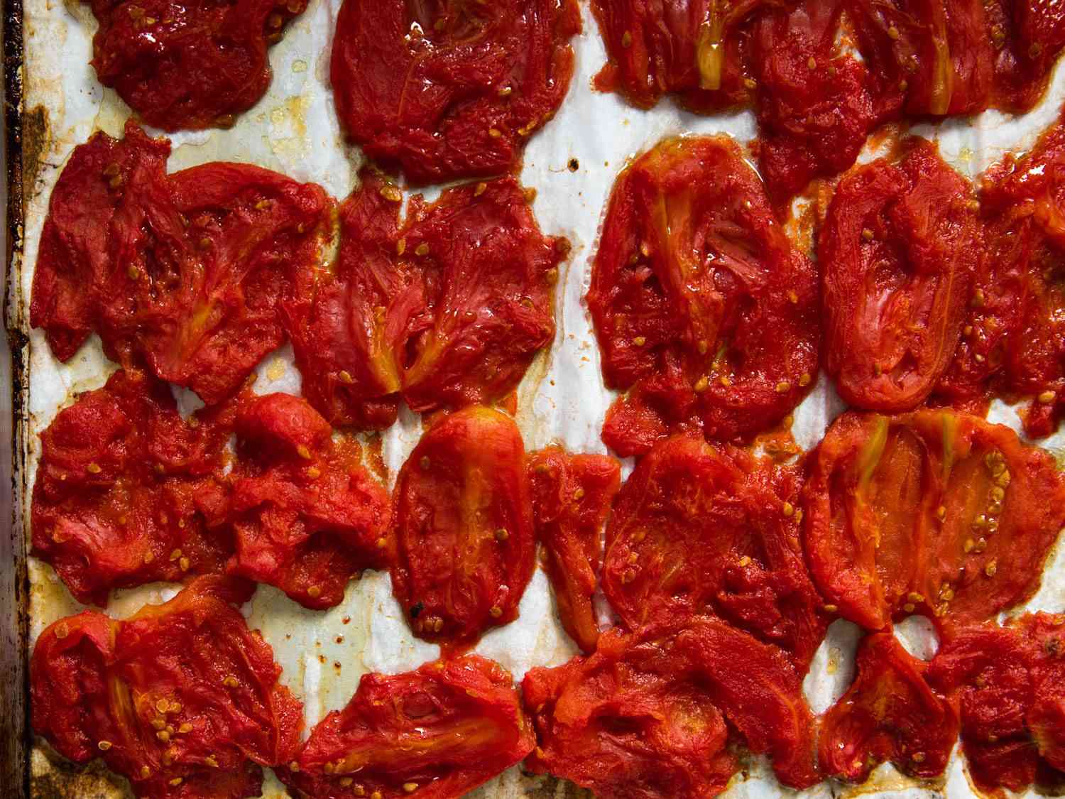 烤西红柿放在托盘上