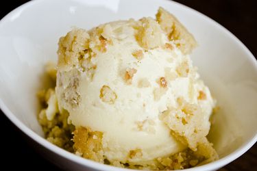 white chocolate ginger shortbread ice cream