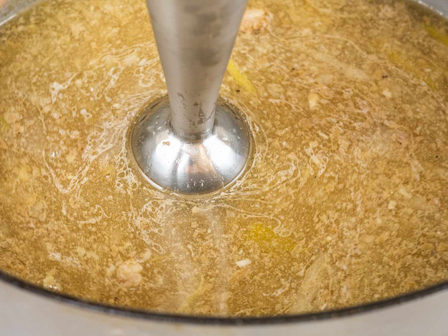浸入式搅拌器中放入牛尾焖煮液