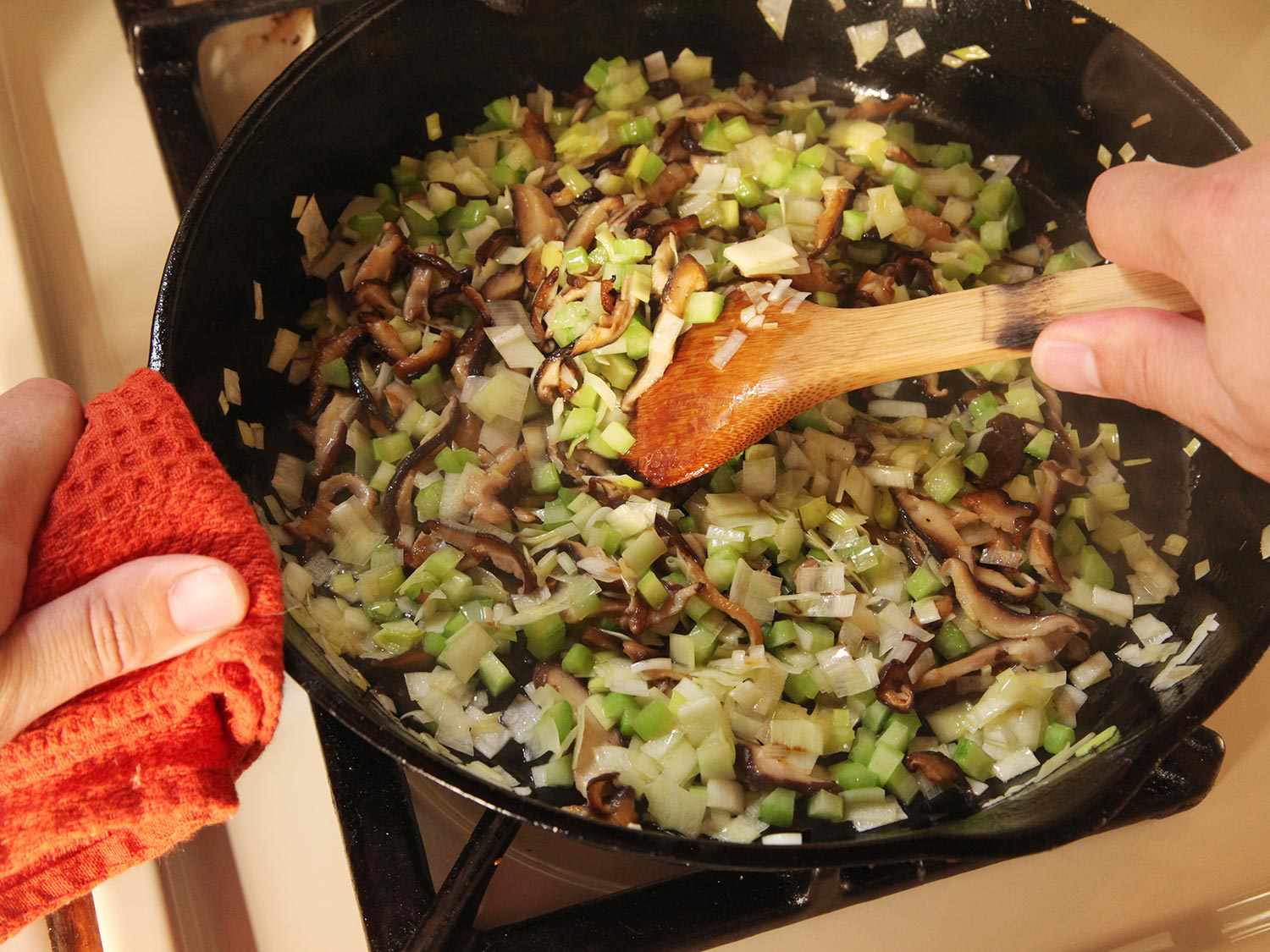 Sautéing香菇和香料放在铸铁煎锅里。