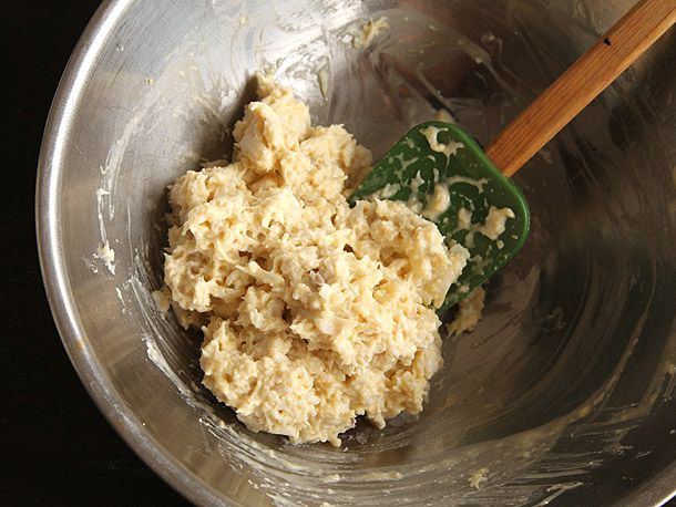蟹肉蛋糕混合物，用面包屑和鸡蛋制成的厚粘合剂捆扎。
