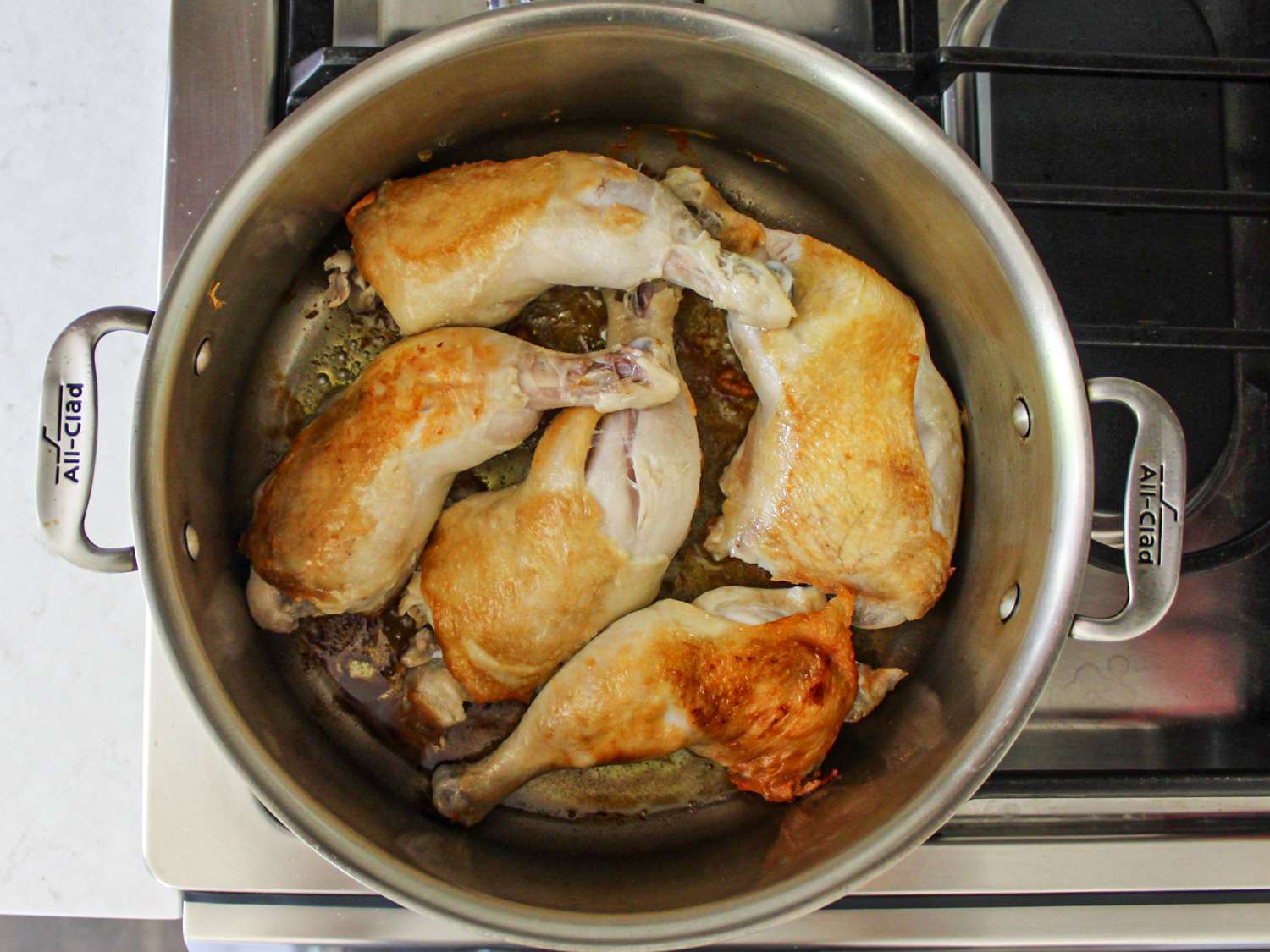 鸡皮朝下，在炉子上的锅里烹煮