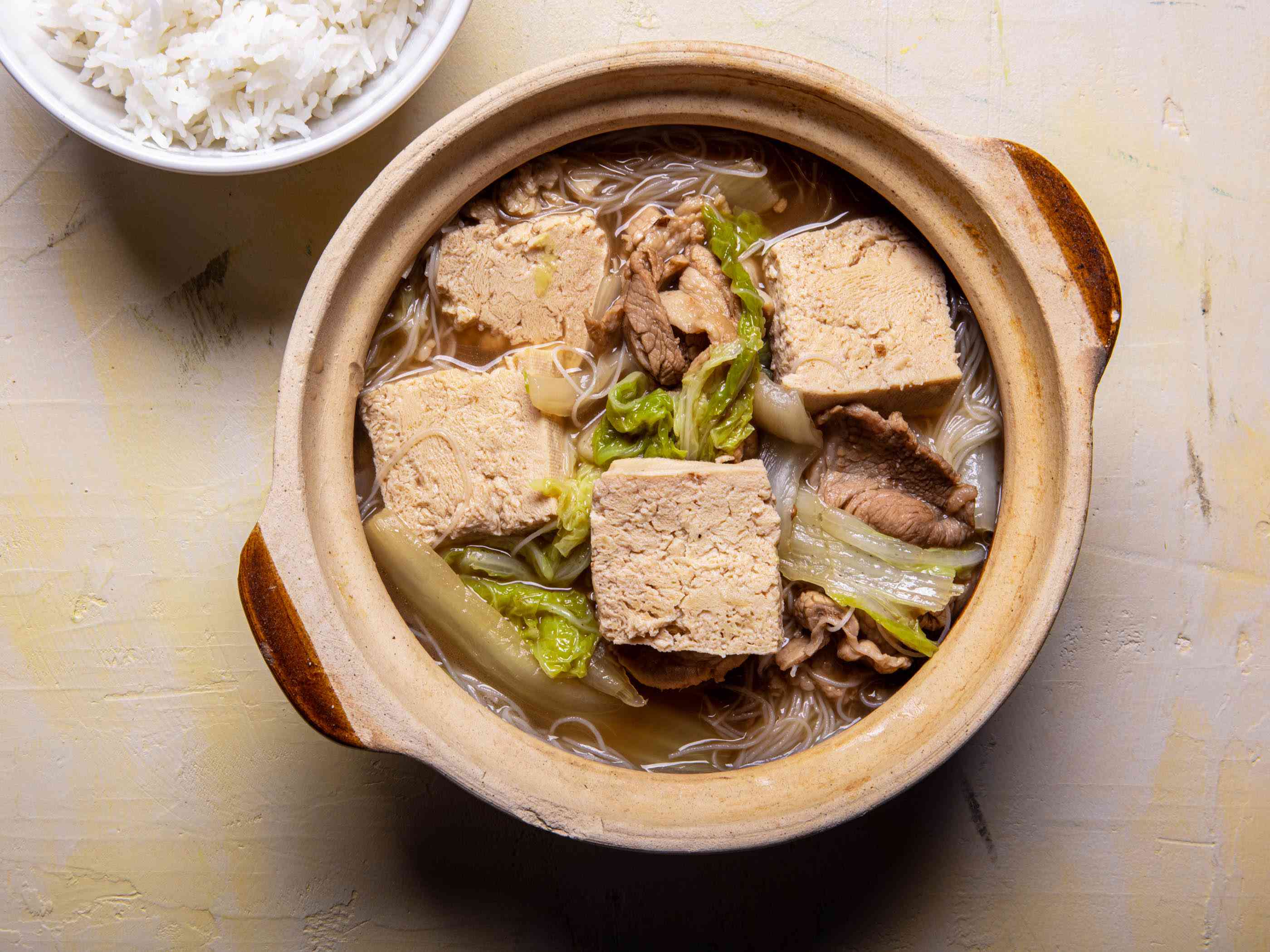 俯视图冷冻炖豆腐汤与猪肉和卷心菜在一个服务的碗