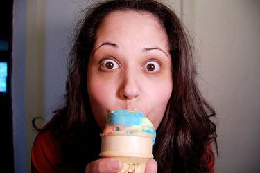 一个女人在冰袋里吃了冰淇淋。