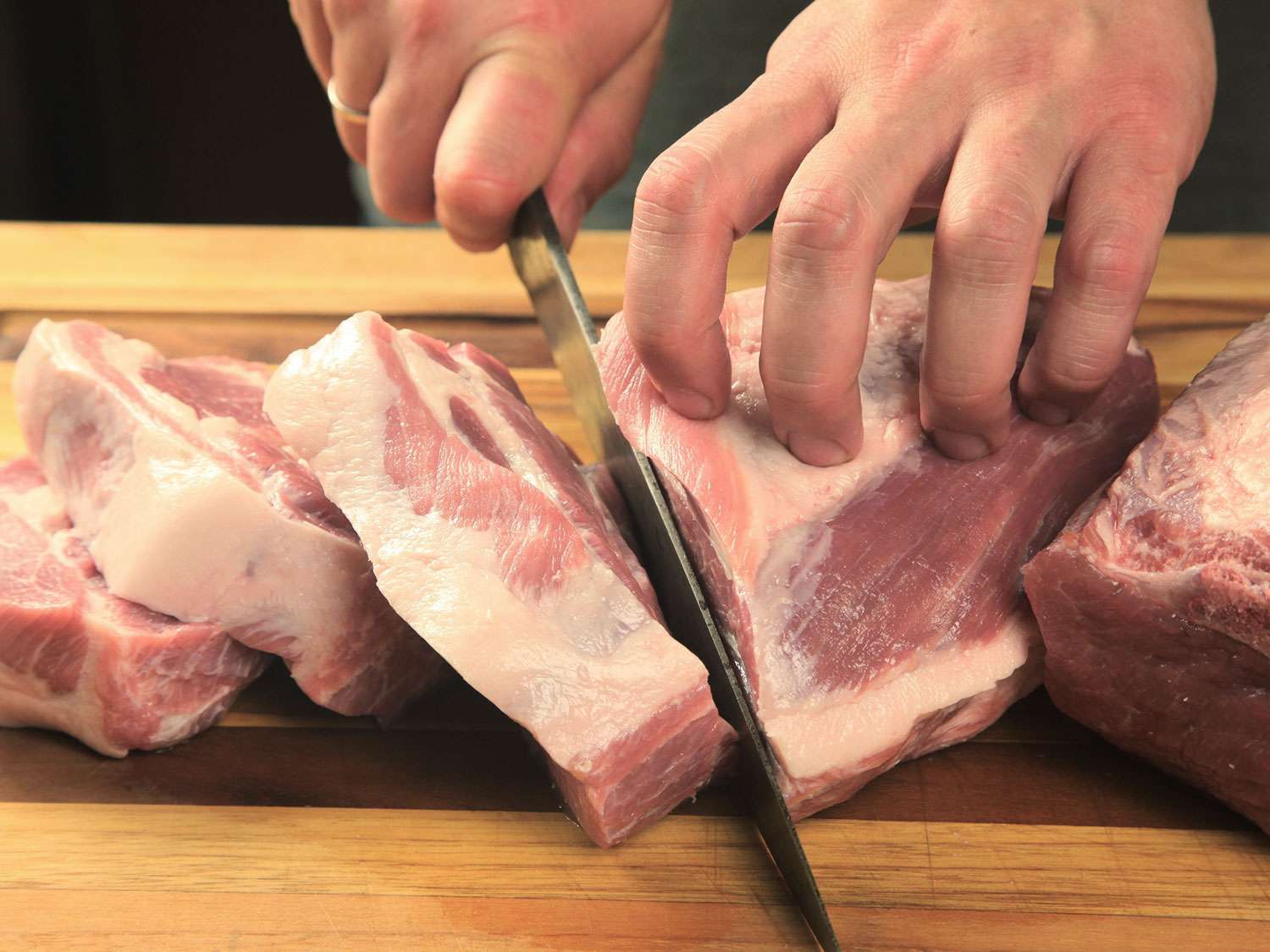 将猪肩肉切成片，做真空炖肉。