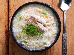 一碗韩式鸡肉大米粥。