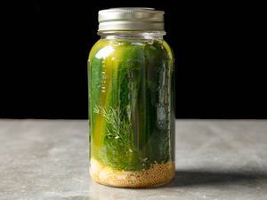 一罐底部有大蒜的密尔沃基莳萝冰箱泡菜。