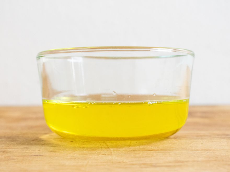 一个盛着金黄色鸡油的小玻璃碗