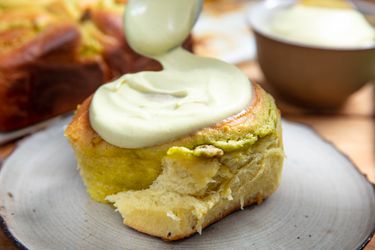 Pistachio bun topped with pistachio cream