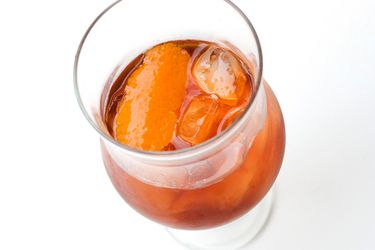 在白兰地中加入橘皮的脱色鸡尾酒。