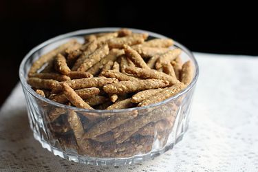 一个glass bowl full of DIY sesame sticks