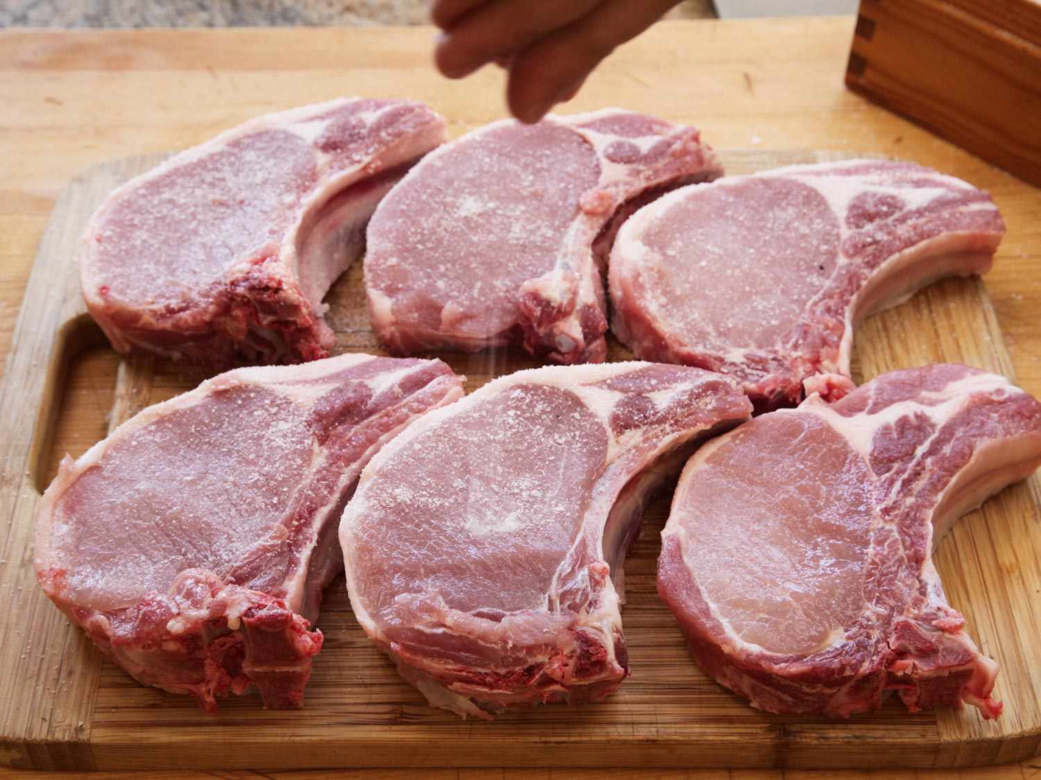 在烤锅上用猪肉的烤锅来烤牛肉。