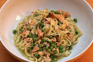 20100706-dt-tagliatelle-with-spinach-peas-and-pesto.jpg