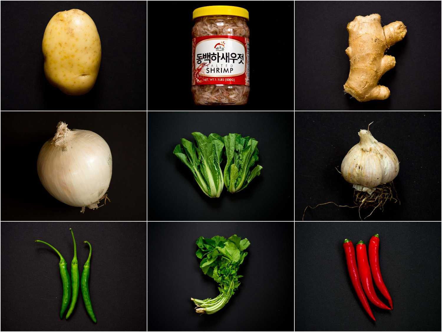 烈木泡菜的主要食材，从上华体会应用下载至下、从左至右依次为:土豆、腌虾、姜、洋葱、白菜、大蒜、辣椒、小萝卜