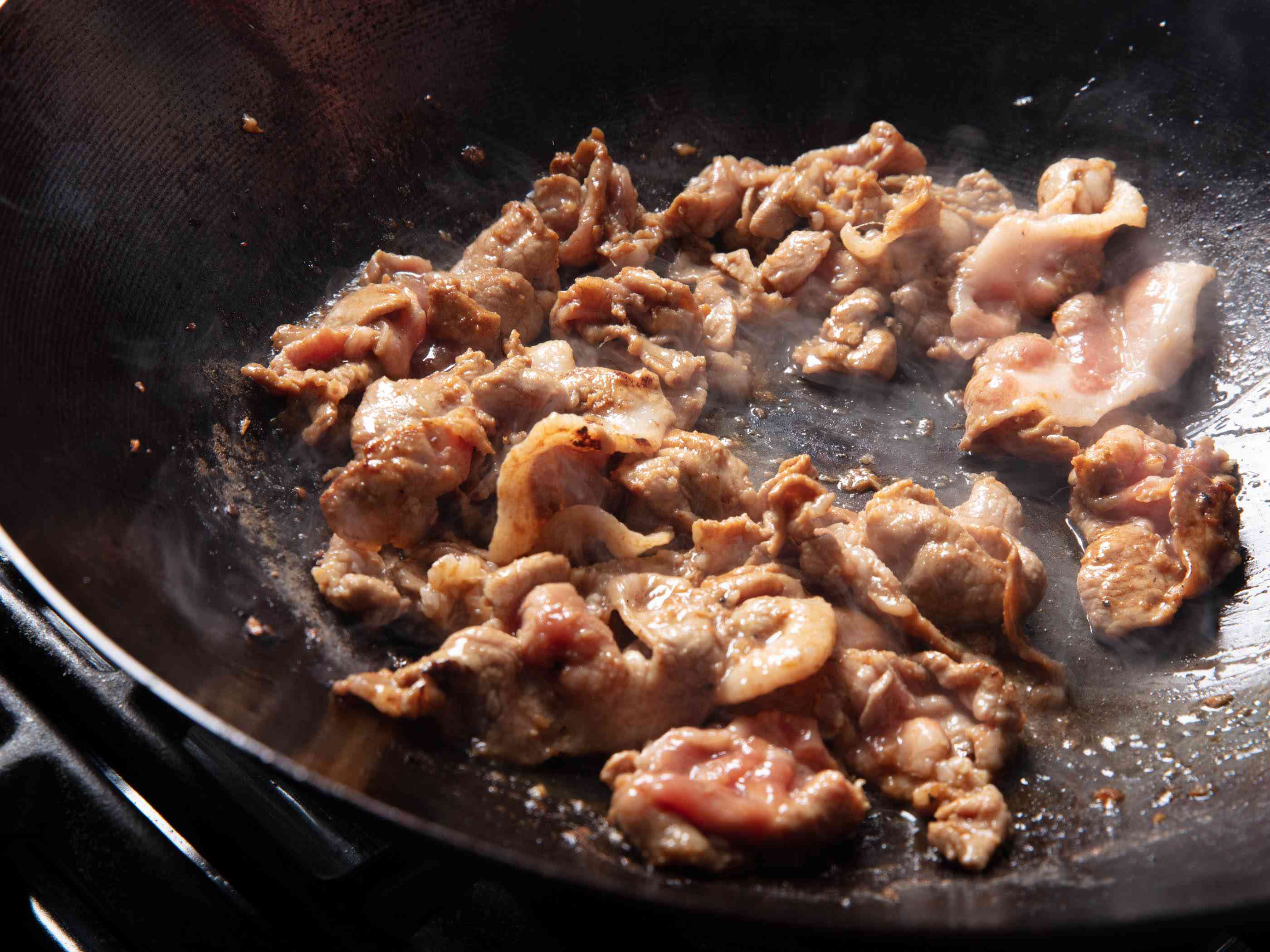 切成薄片，腌好的猪肉放在热锅里煮