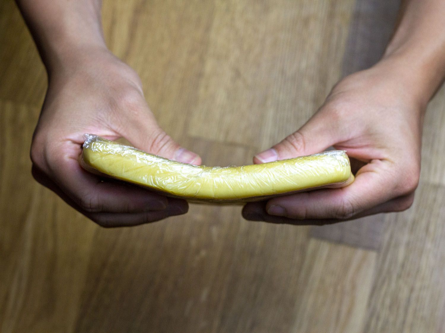 两个手放下黄油，说明它能让它保持平衡和肌肉的温度