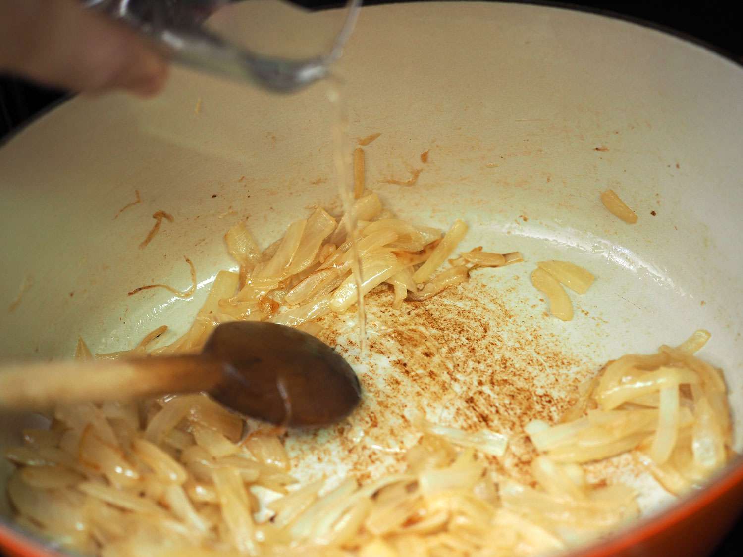 在给洋葱上焦糖色的同时，在一个搪瓷铸铁锅上脱釉。gydF4y2Ba