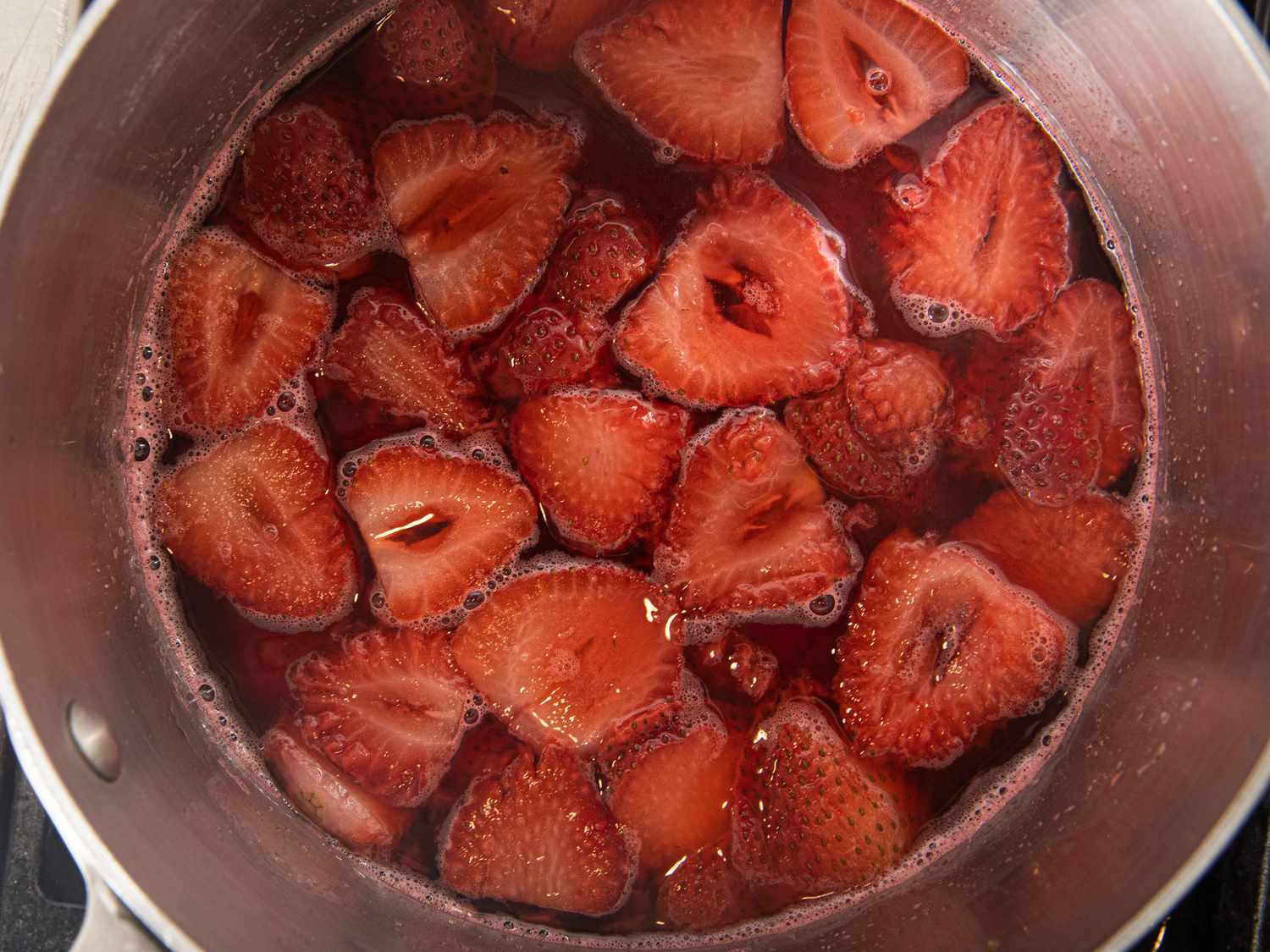 明胶中的草莓俯视图